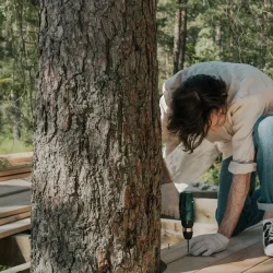 Halvfärdig altanstomme med plintar, reglar och trall under uppbyggnad