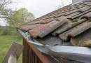 Lös takpanna och böjd plåtkant vid takfoten efter vårens stormar
